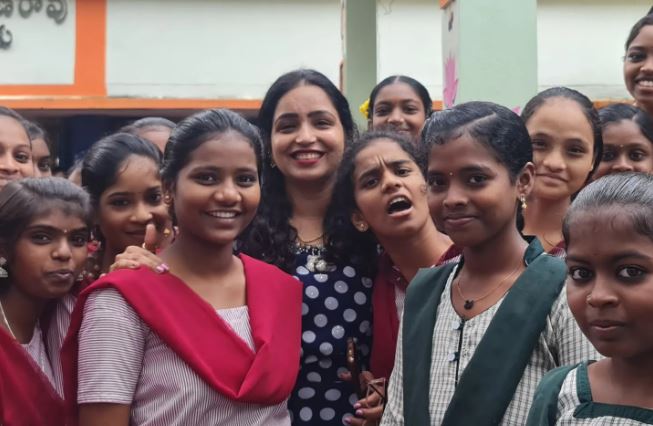 singer yashaswi cheating in the shadow of social service..