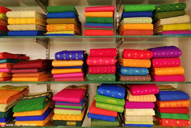 two bangaluru women fight for a saree..!!
