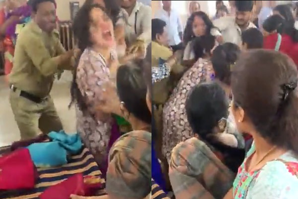 two bangaluru women fight for a saree..!!