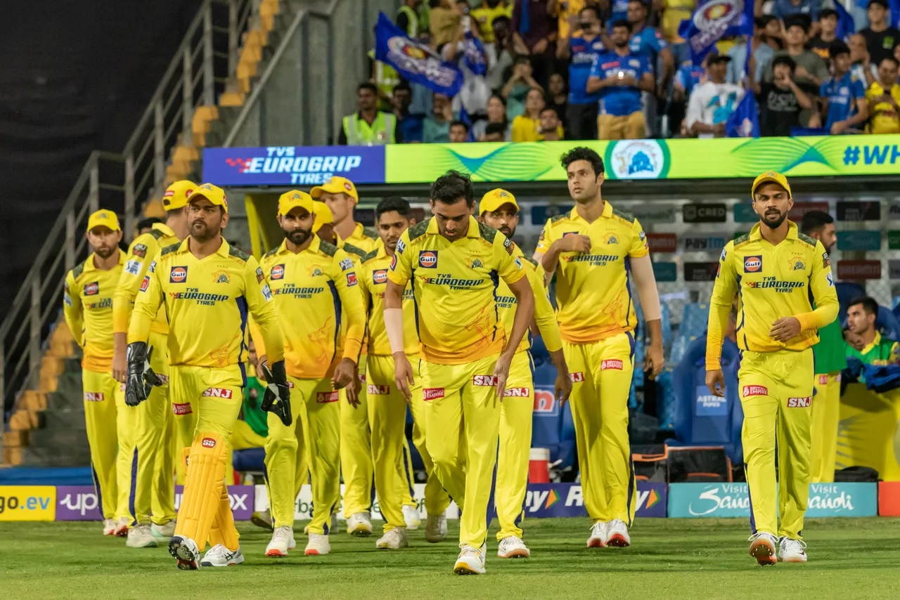 how dhoni and shane warne helps their team to get ipl trophies..
