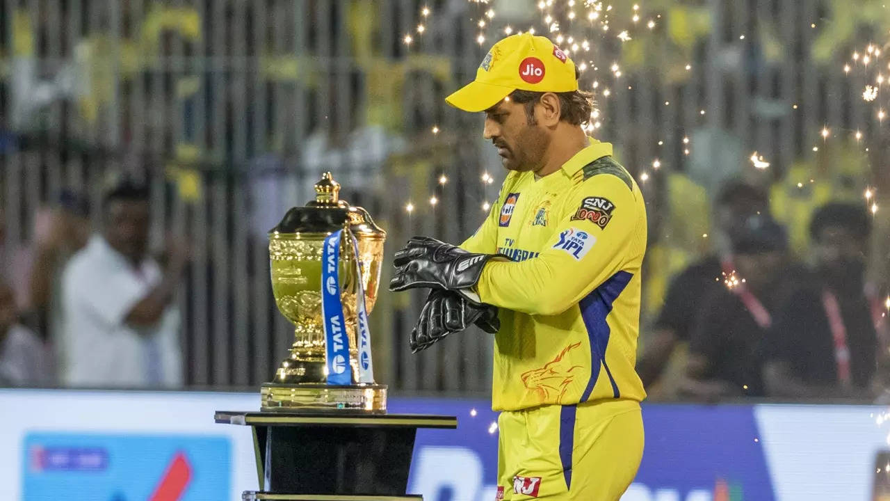 how dhoni and shane warne helps their team to get ipl trophies..