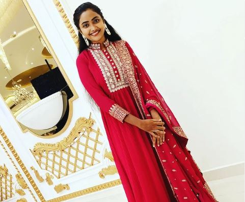 who is the girl in aadipurush pre release evnet looks like anupama parameshwaran..