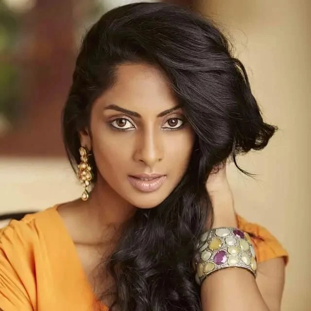 actor who acted as jagapathi babu daughter in salaar